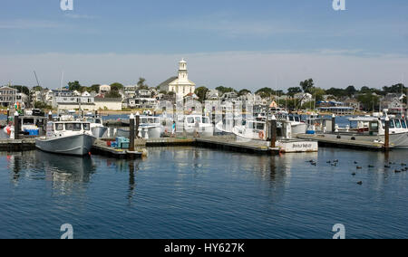 Boote am Macmillan Pier, Provincetown, Massachusetts auf Cape Cod entlang der Uferpromenade Provicetown angedockt. Stockfoto