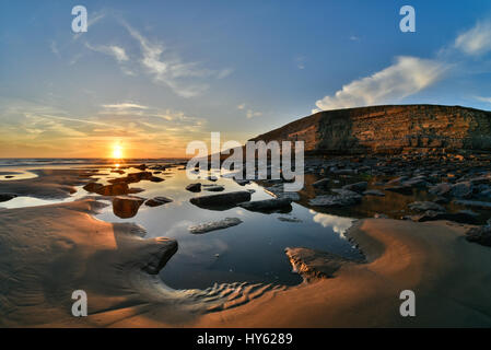 Sonnenuntergang in Dunraven Bay, Vale of Glamorgan, Süd-Wales. Stockfoto