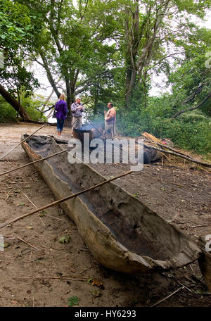 Demonstration der Kunst der Kanuherstellung im indianischen Lager in Plimoth Plantation Plymouth, Massachusetts heute bekannt als Plimoth Pataxet Stockfoto