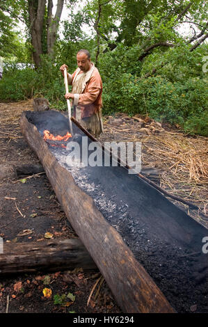 Demonstration der Kunst der Kanuherstellung im indianischen Lager in Plimoth Plantation Plymouth, Massachusetts.heute bekannt als Plimoth Pataxet Stockfoto