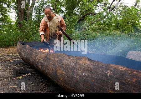 Demonstration der Kunst der Kanuherstellung im Lager der Ureinwohner Amerikas in Plimoth Plantation Plymouth, Massachusetts. Jetzt bekannt als Plimoth Pataxet Stockfoto