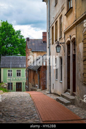 Lettland, CESIS - ca. Juni 2014: Blick auf typische gepflasterte Straße in Cesis Stockfoto