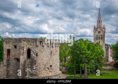 Lettland, CESIS - ca. Juni 2014: Blick auf den Turm des Schlosses Cesis (Wenden) und die St.-Johannis-Kirche in Lettland. Stockfoto