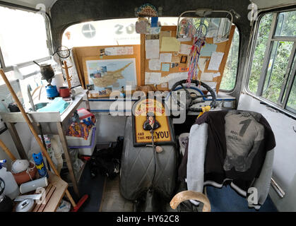 Backpacker Justine bleibt in einem alten Bus in Paphos, Zypern. Im Bus sorgte eine junge Zypriotin couch Surfer als freie Unterkunft. Stockfoto