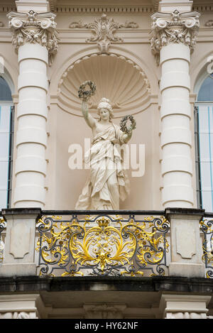 Ettal, Deutschland - 5. Juni 2016: Statue an der Hauptfassade des Schlosses Linderhof in Deutschland, Bayern Stockfoto