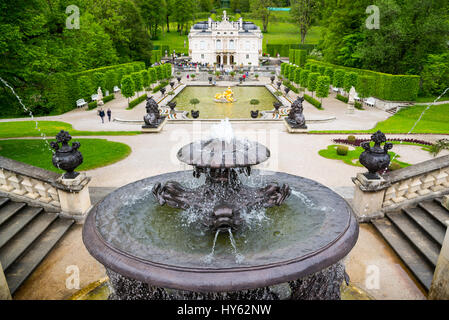 Bayern, Deutschland - 5. Juni 2016: Brunnen im Park von Linderhof Palace Stockfoto