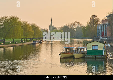 Frühling am Abend Blick entlang dem Fluss Avon in Richtung Holy Trinity Church in Stratford-upon-Avon, Warwickshire Stockfoto