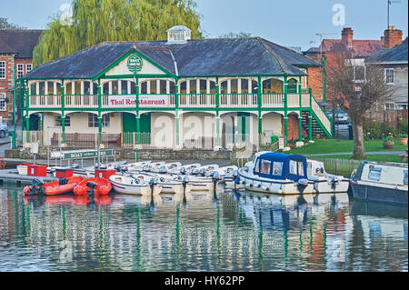 Das alte Boot Haus und Miete Boote vertäut am Fluss Avon, Stratford-upon-Avon, Warwickshire. Stockfoto