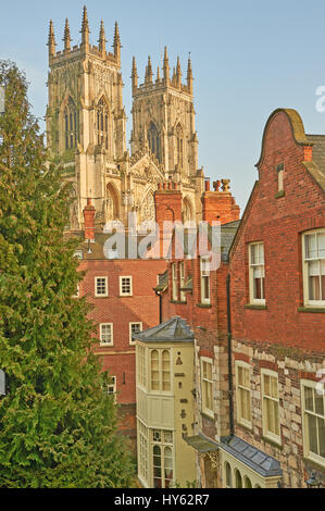 York, und dem historischen York Minster Türme über die Gebäude im Zentrum der Stadt. Stockfoto