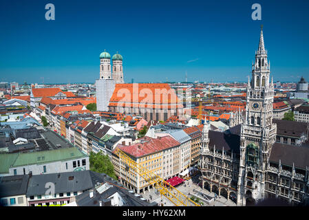 München, Deutschland - 7. Juni 2016: Stadtansicht mit Himmel, Frauenkirche, in der Nähe von roten Dächer in München Marienplatz, Bayern, Deutschland Stockfoto