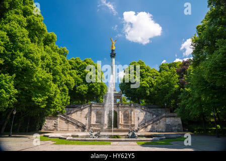 München, Deutschland - 7. Juni 2016: Denkmal und goldenen Engel des Friedens im Zentrum der Hauptstadt von Bayern. München, Deutschland. Stockfoto