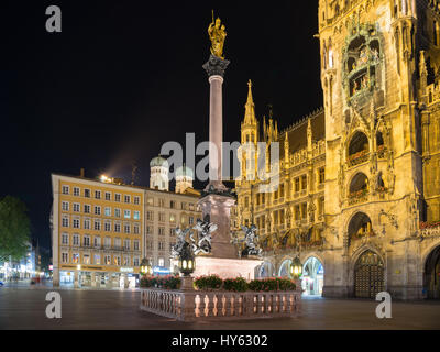 München, Deutschland - 7. Juni 2016: Statue der Heiligen Maria und Marienplatz in der Nacht, München, Bayern, Deutschland Stockfoto