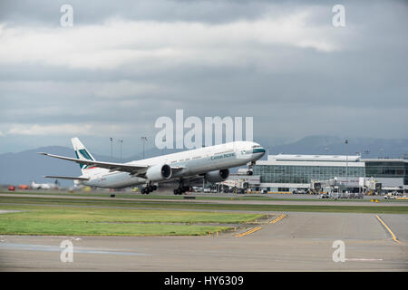 Cathay Pacific Boeing 777, Abheben vom Vancouver International Airport. Stockfoto