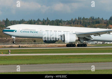 Cathay Pacific Boeing 777 landet auf dem YVR. Stockfoto