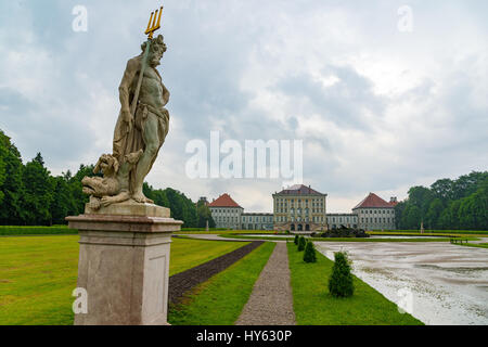 München, Deutschland - Juni 8. 2016: Statue Pluto von Dominik Auliczek. Und die Rückansicht des Schlosses Nymphenburg. München, Bayern, Deutschland Stockfoto