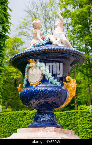 Ettal, Deutschland - 5. Juni 2016: Dekorative Vase im Schloss Linderhof in Bayern, Deutschland Stockfoto