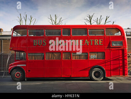 Roten Londoner Routemaster Bus Bus Art Theater verwendet Stockfoto