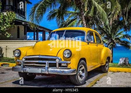 Amerikanische Oldtimer Parken am Strand in Varadero Kuba - Serie Kuba Reportage Stockfoto