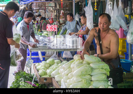 Marktstände auf Pak Khlong Talad Markt, Bangkok, Thailand Stockfoto