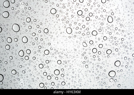 Wassertropfen auf der Glasoberfläche Stockfoto