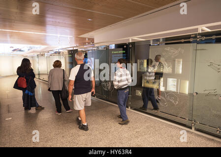 Burgos, Spanien - 19. März 2017: Tourist besucht Museum der menschlichen Evolution am 19. März 2017 in Burgos, Spanien. Stockfoto