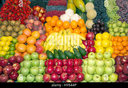 Eingestellt von frisch gepflückten Bio-Obst am Marktstand Stockfoto