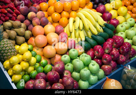 Reife Fruchtvielfalt zum Verkauf auf dem Markt. Satz von frisch gepflückten Bio-Obst am Marktstand. Frisch geerntete Sammlung von Bio-Obst Stockfoto