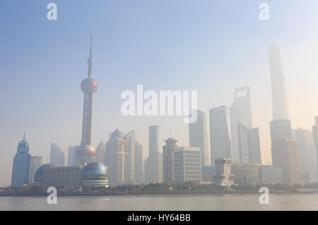Shanghai, China - am 19. Dezember 2016, neuen Pudong Skyline Blick über den Huangpu-Fluss vom Bund, Shanghai, China, Asien Stockfoto