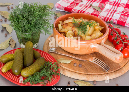 Bratkartoffeln mit sauren Gurken. Russisches Gericht Stockfoto