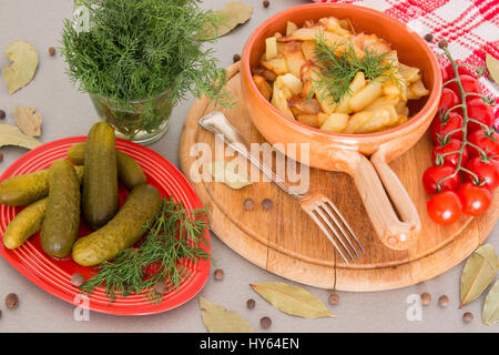 Bratkartoffeln mit sauren Gurken. Russisches Gericht Stockfoto