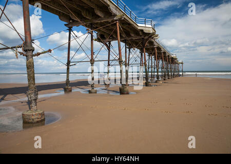 Ein Blick auf den Strand, das Meer und die Pier in Saltburn, England, UK Stockfoto