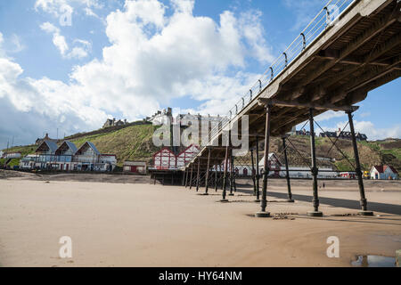 Ein Blick auf den Pier, Strand und Häuser an Saltburn, England betrachtet aus dem Meer Stockfoto