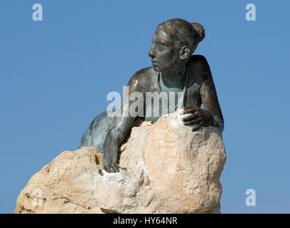 "Sol Alter" durch Yiota Ioannidou, sitzt dieser Skulptur oder Statue neben Paphos Küstenweg in der Nähe von Paphos Fort am Stock Photo "Sol Alter" von Yiota Stockfoto