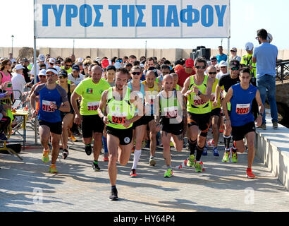 Athleten lassen die 10 k Straße Rennen vor Paphos Burg, Hafen von Paphos, Zypern. Stockfoto