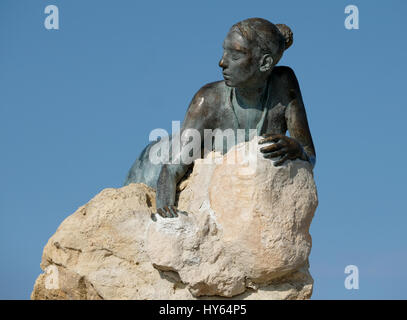 "Sol Alter" durch Yiota Ioannidou, sitzt dieser Skulptur oder Statue neben Paphos Küstenweg in der Nähe von Paphos Fort am Stock Photo "Sol Alter" von Yiota Stockfoto