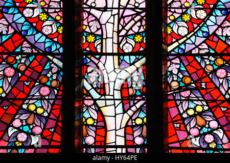 Carmarthen, Wales, UK, 22. Oktober 2016: Kirchenfenster der St.-Peter Kirche, die die Frucht der Gerechtigkeit zeigt ist ein Baum des Lebens Stockfoto