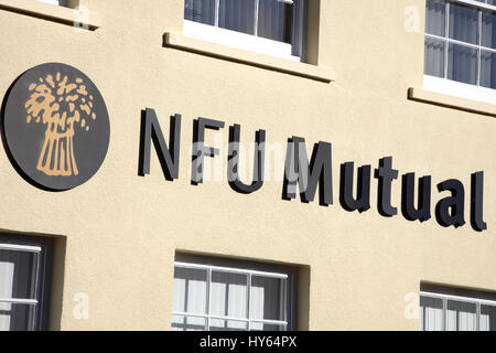 Carmarthen, Wales, UK, 22. Oktober 2016: Gegenseitige NFU Versicherungs Gesellschaft Werbeschild außerhalb ihrer Retail-Bereich im Kambrium Street Stockfoto