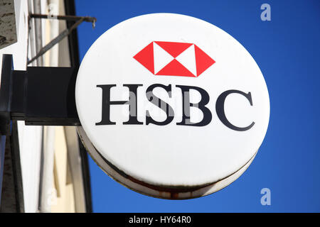 Carmarthen, Wales, UK, 22. Oktober 2016: HSBC Bank Werbeschild außerhalb ihrer Retail-Bereich in Lammas Straße Stockfoto