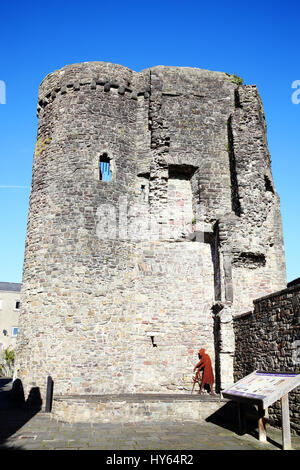 Carmarthen, Wales, UK, 22. Oktober 2016: Turm von Carmarthen Castle ist eine Ruine des 12. Jahrhunderts und eine der beliebtesten Attraktionen der Stadt Stockfoto