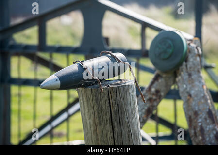 Bombe auf Holzpfahl, Teller Mine und belgischen Tor als deutsche Anti-Landungsboote Abwehrkräfte, Raversyde Atlantikwall / Atlantikwall, Raversijde, Belgien Stockfoto