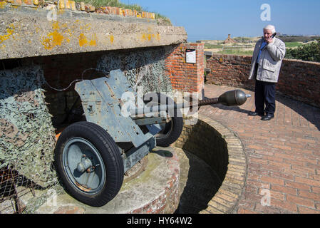 Pak 36 / Panzerabwehrkanone 36 mit Stielgranate 41, deutsche Anti-Tank gun bei Raversyde Atlantikwall / Atlantikwall Museum in Raversijde, Belgien Stockfoto