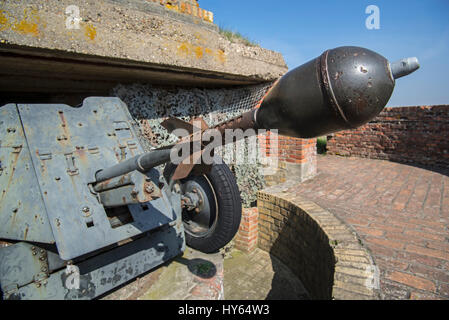 Pak 36 / Panzerabwehrkanone 36 mit Stielgranate 41, deutsche Anti-Tank gun bei Raversyde Atlantikwall / Atlantikwall Museum in Raversijde, Belgien Stockfoto