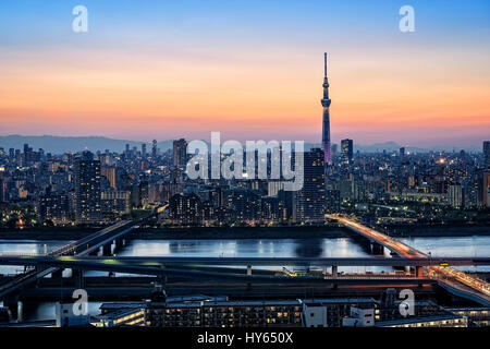 Japan, Honshu Insel, Kanto, Tokyo, Sonnenuntergang über der Stadt. Stockfoto