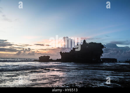 BALI, Indonesien - 23. Februar 2016: Die Nacht fällt auf der berühmten hinduistischen Tanah Lot Meer Tempel in Bali, die beliebte Insel in Indonesien. Stockfoto