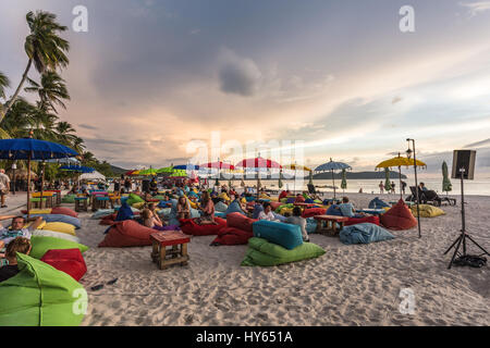 LANGKAWI, MALAYSIA - 19. Januar 2017: Touristen genießen Sie einen Drink in einer Strandbar auf Cenang Strand in Langkawi, eine Insel in der Andamanensee in Malaysia Stockfoto
