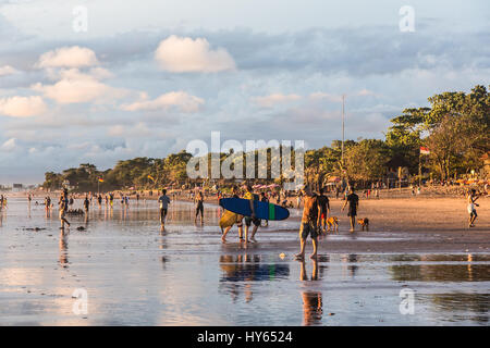 BALI, Indonesien - 21. Februar 2016: Touristen genießen Sie einen atemberaubenden Sonnenuntergang am Strand von Kuta im Bereich Seminyak der beliebten Insel in Indonesien. Stockfoto