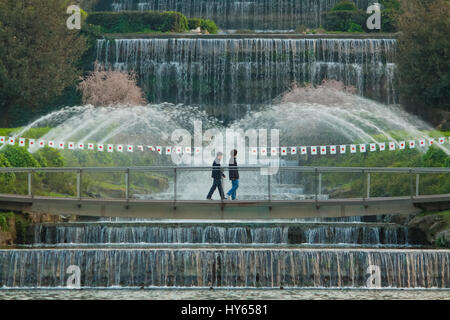 Rom - 10. April 2011: zwei unbekannte junge Männer zu Fuß in Laghetto Eur Park, vor dem großen Wasserfall Brunnen. Dieser Ort ist auch cal Stockfoto