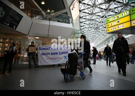 Berlin, Deutschland, 28. März 2015: Protest gegen PNR (Passenger Name Records) auf Flughäfen. Stockfoto