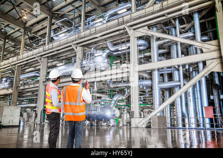 Ingenieur in einem thermischen Kraftwerk mit reden über das Walkie-talkie für die Steuerung der Arbeit Stockfoto
