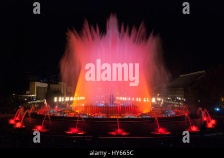 Menschen besuchen bunte Licht & Wasser-Brunnen-Show.  Übernachtung in der magische Brunnen in Barcelona. Attraktion in der Nacht schaltet & bietet All-Age-Spaß. Stockfoto